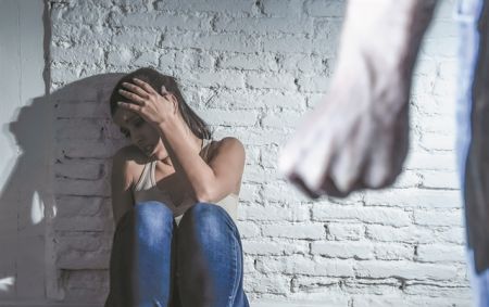 Ενδοοικογενειακή βία:  Χτύπησε τη σύζυγό του στο πρόσωπο με κοντάρι