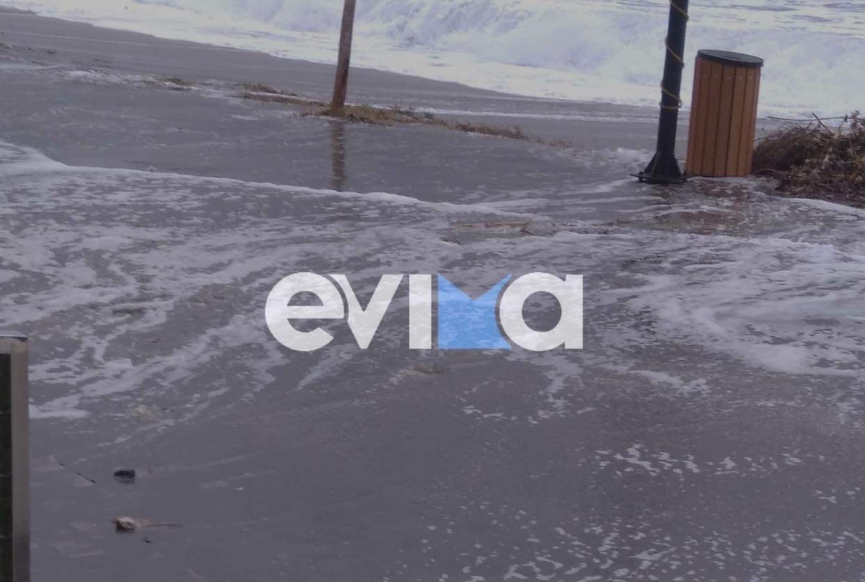 Εύβοια: Εικόνες κατακλυσμού από την κακοκαιρία, η θάλασσα κάλυψε το δρόμο στα Νέα Στύρα