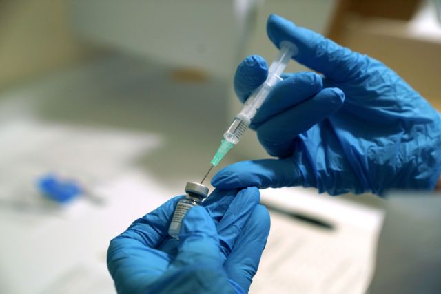 Από τις πρώτες ενδείξεις προκύπτει πως τα εμβόλια καλύπτουν τη μετάλλαξη Όμικρον