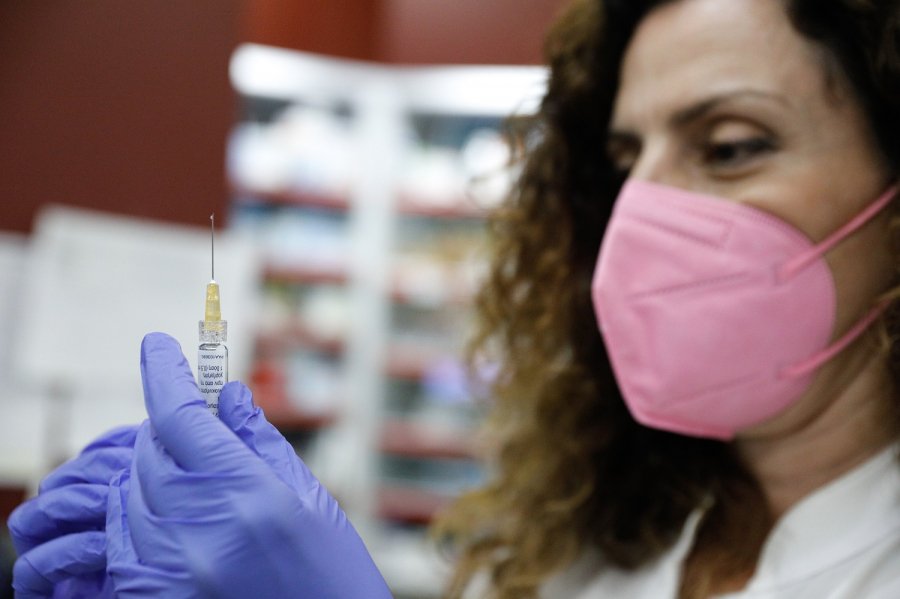 Θεμιστοκλέους: Έρχεται και τέταρτη δόση εμβολίου, ποιους θα αφορά