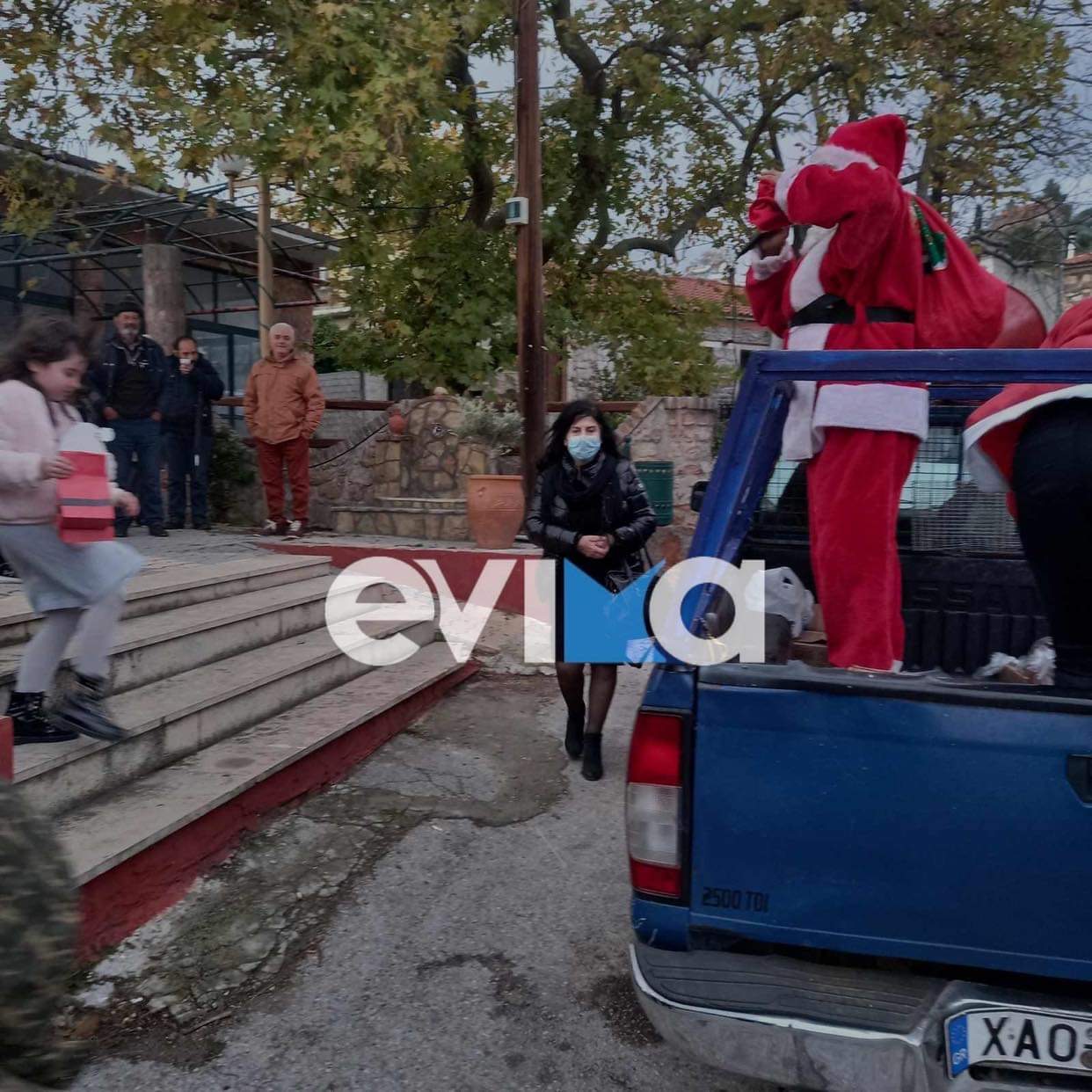 Στην Καμαρίτσα Ευβοίας ο Άγιος Βασίλης – Μοίρασε δώρα (pics&video)