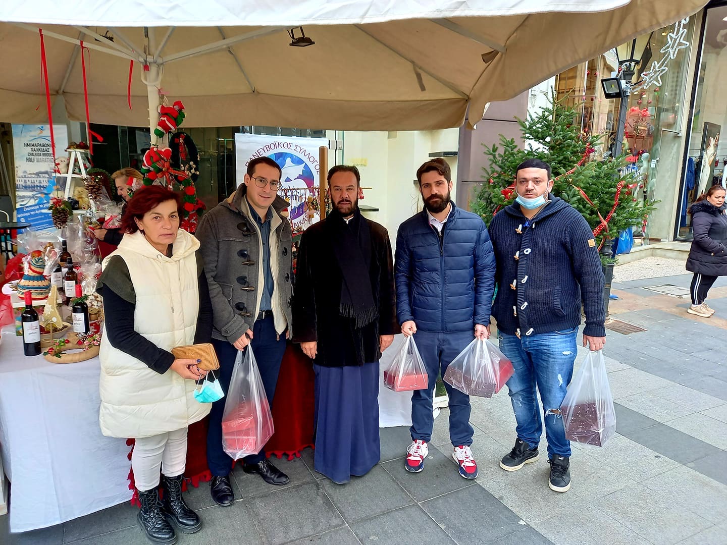 Χριστουγεννιάτικα κεράσματα για να διανεμηθούν σε οικογένειες που έχουν ανάγκη από τη ΔΗΜΤΟ Χαλκίδας (pics)