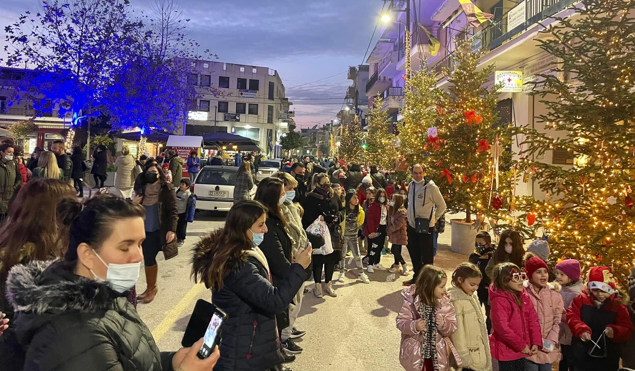 Ιστιαία: Μαθητές των σχολείων στολίζουν τα χριστουγεννιάτικα δέντρα με κάρτες – Συγκινούν τα μηνύματα τους (pics)