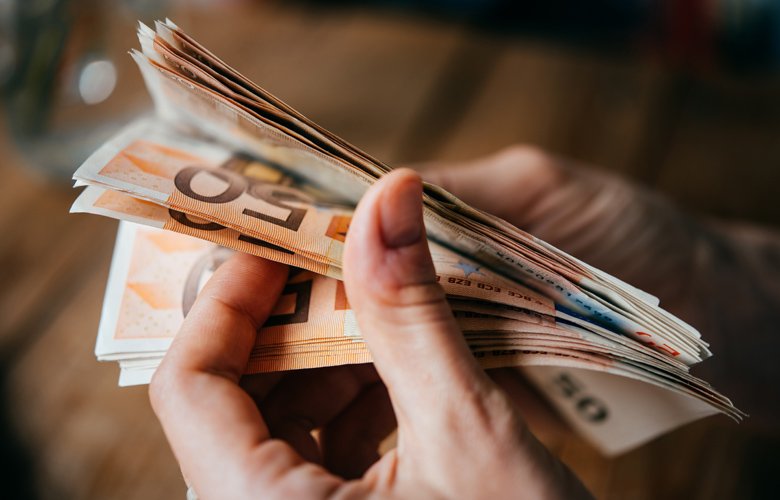 Έκτακτο βοήθημα: Ποιοι θα δουν 300 ευρώ τις επόμενες ημέρες στους λογαριασμούς τους