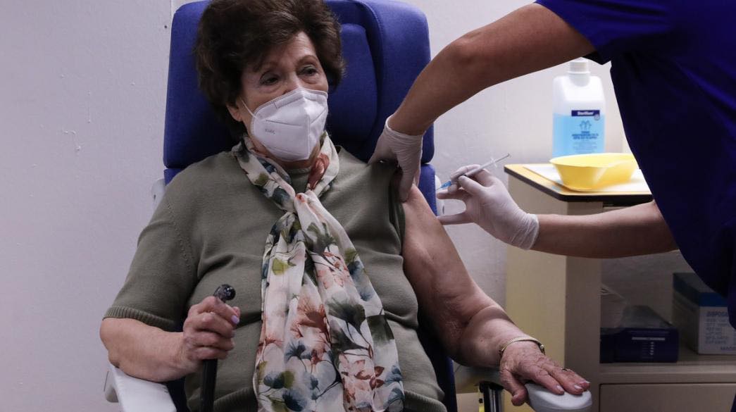 Κορονοϊός: Νέες οδηγίες προς εμβολιασμένους – Τι πρέπει να κάνουν αν έρθουν σε επαφή με κρούσμα