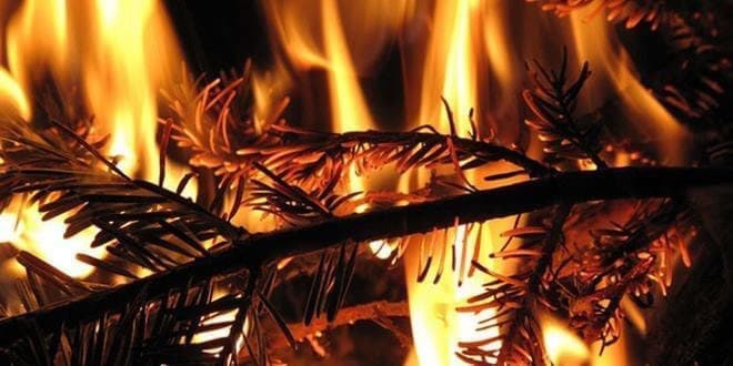 Φωτιά σε διώροφη κατοικία από χριστουγεννιάτικα λαμπάκια