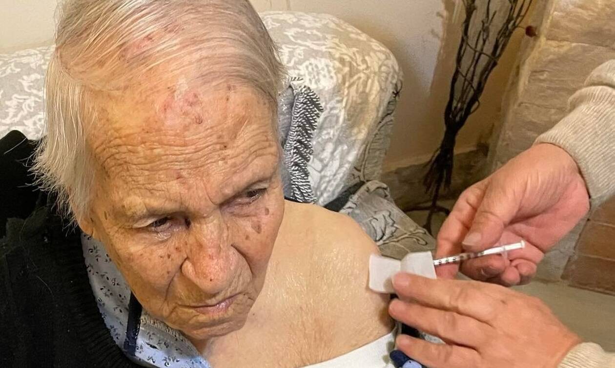 Κορονοϊός: Εμβολιάστηκε γιαγιά 106 ετών στον Βόλο