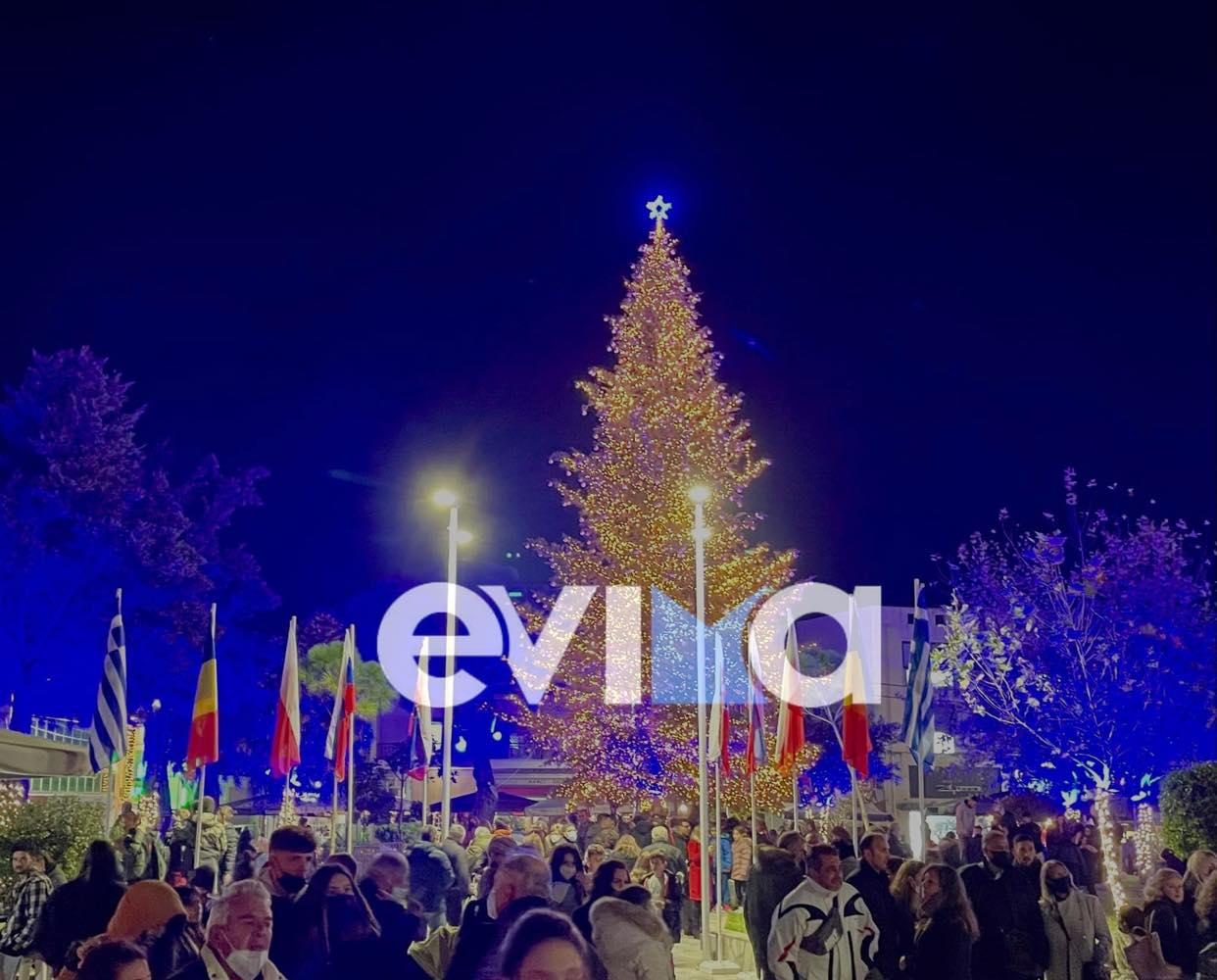 Εύβοια – Ιστιαία: Χιλιάδες λαμπιόνια φωτίζουν την πλατεία – Φαντασμαγορική βραδιά στο άναμμα του δέντρου