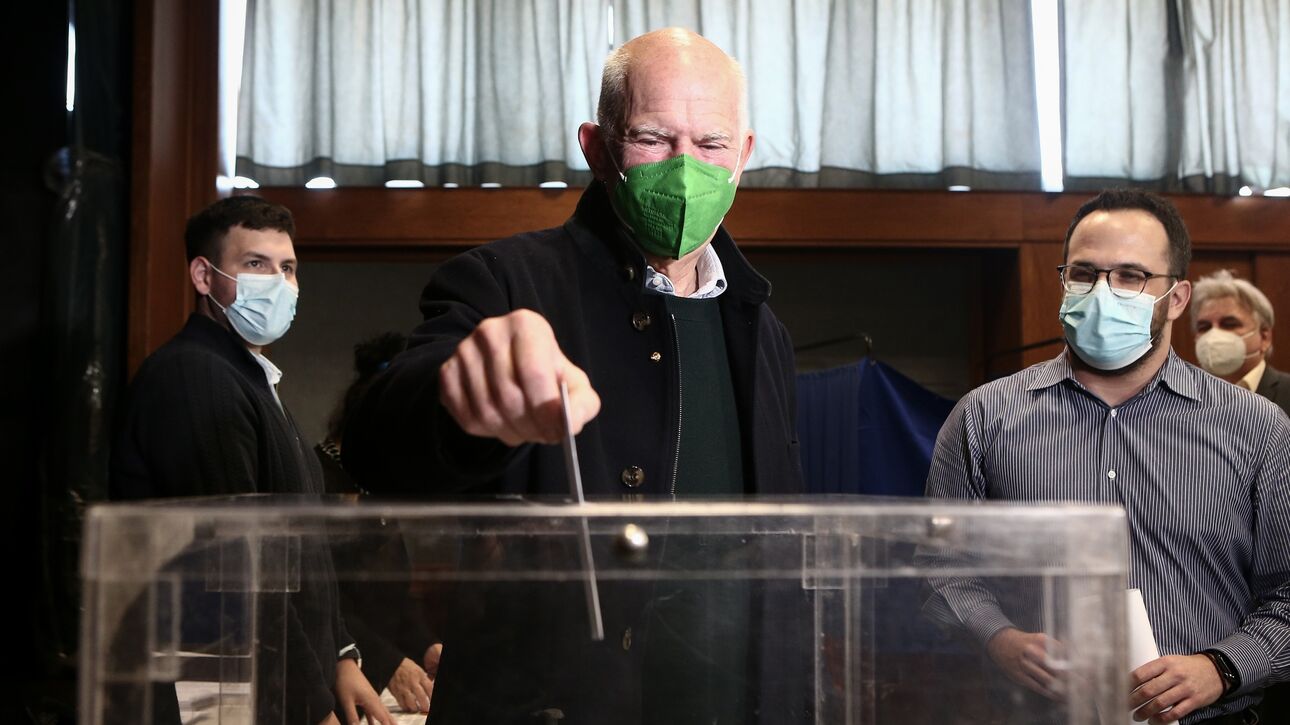 Εκλογές ΚΙΝΑΛ: Ψήφισε ο Γιώργος Παπανδρέου – «Σήμερα ανατέλλει και πάλι ο πράσινος ήλιος»