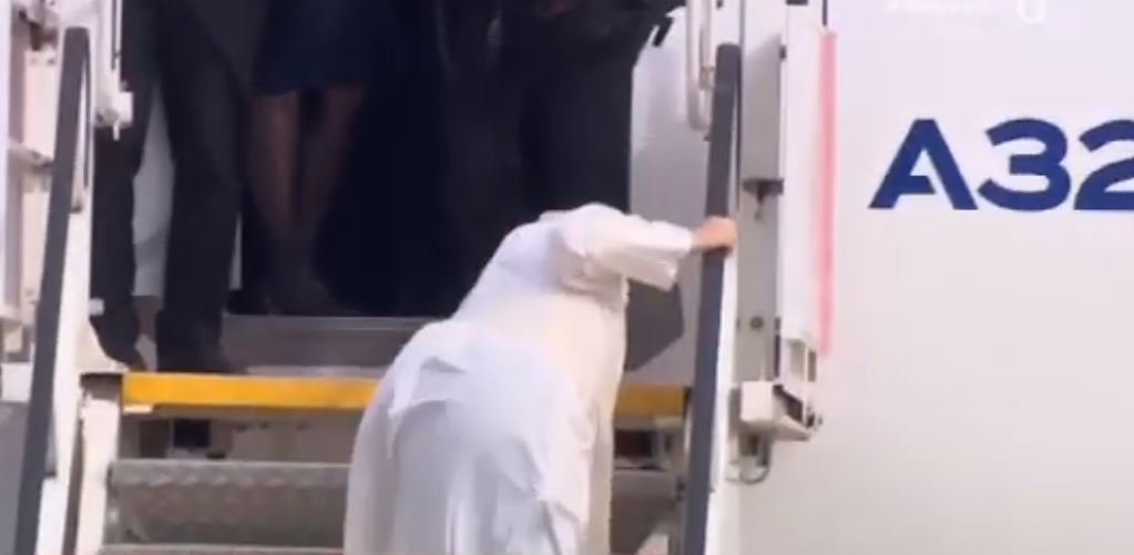 Πάπας Φραγκίσκος: Σκόνταψε την ώρα που έμπαινε στο αεροπλάνο