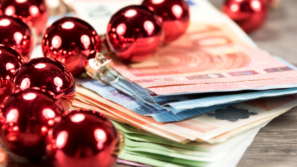 Δώρο Χριστουγέννων 2021: Μέχρι αύριο η καταβολή του – Υπολογίστε τα χρήματα που θα λάβετε