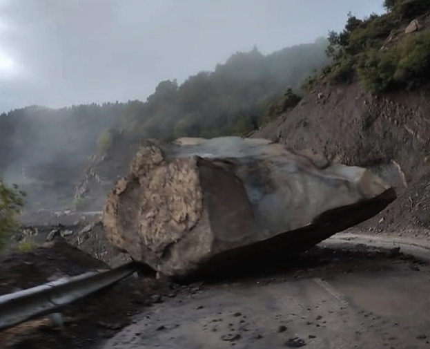 Κακοκαιρία «Κάρμελ»: Προσοχή! Πτώσεις βράχων στην επαρχιακή οδό Λ.Αιδηψού-Λίμνης – Διεκόπη η κυκλοφορία