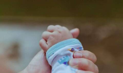 Συγκλονίζει η μητέρα του βρέφους που πέθανε από κορονοϊό -«Στα χέρια μας άρχισε να φεύγει»