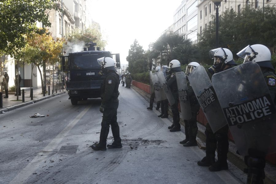 Επεισόδια στην ΑΣΟΕΕ – Συλλήψεις αντιεξουσιαστών από την Αστυνομία