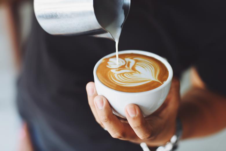 Ακριβότερος από σήμερα ο καφές στο χέρι – Πόσο θα κοστίζει