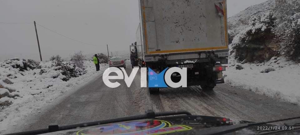 Κακοκαιρία Ελπίς: Κινδύνευσε νταλίκα στο Αλιβέρι από την ολισθηρότητα του δρόμου (pics)