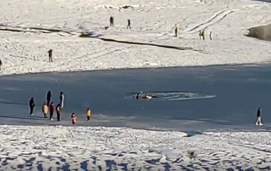 Λίμνη Πλαστήρα: Έσπασε ο πάγος και οι επισκέπτες βρέθηκαν να κολυμπούν στο παγωμένο νερό