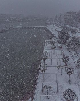 Εύβοια: Η χιονισμένη Χαλκίδα από ψηλά – Υπέροχο βίντεο