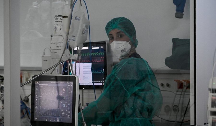 Κορονοϊός: Σοκάρει ακτινογραφία πνευμόνων 60χρονης – Πώς έγιναν μέσα σε 4 μέρες