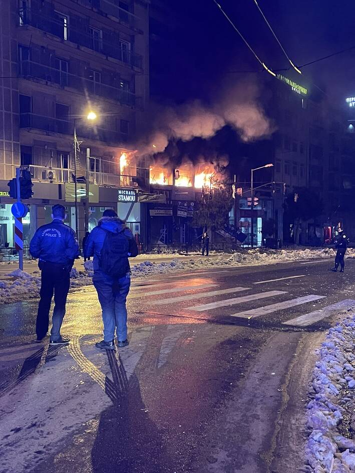 Έκρηξη στο κέντρο της Αθήνας: «Ήταν σαν να σκάει βόμβα» λένε αυτόπτες μάρτυρες – Οι πρώτες εικόνες