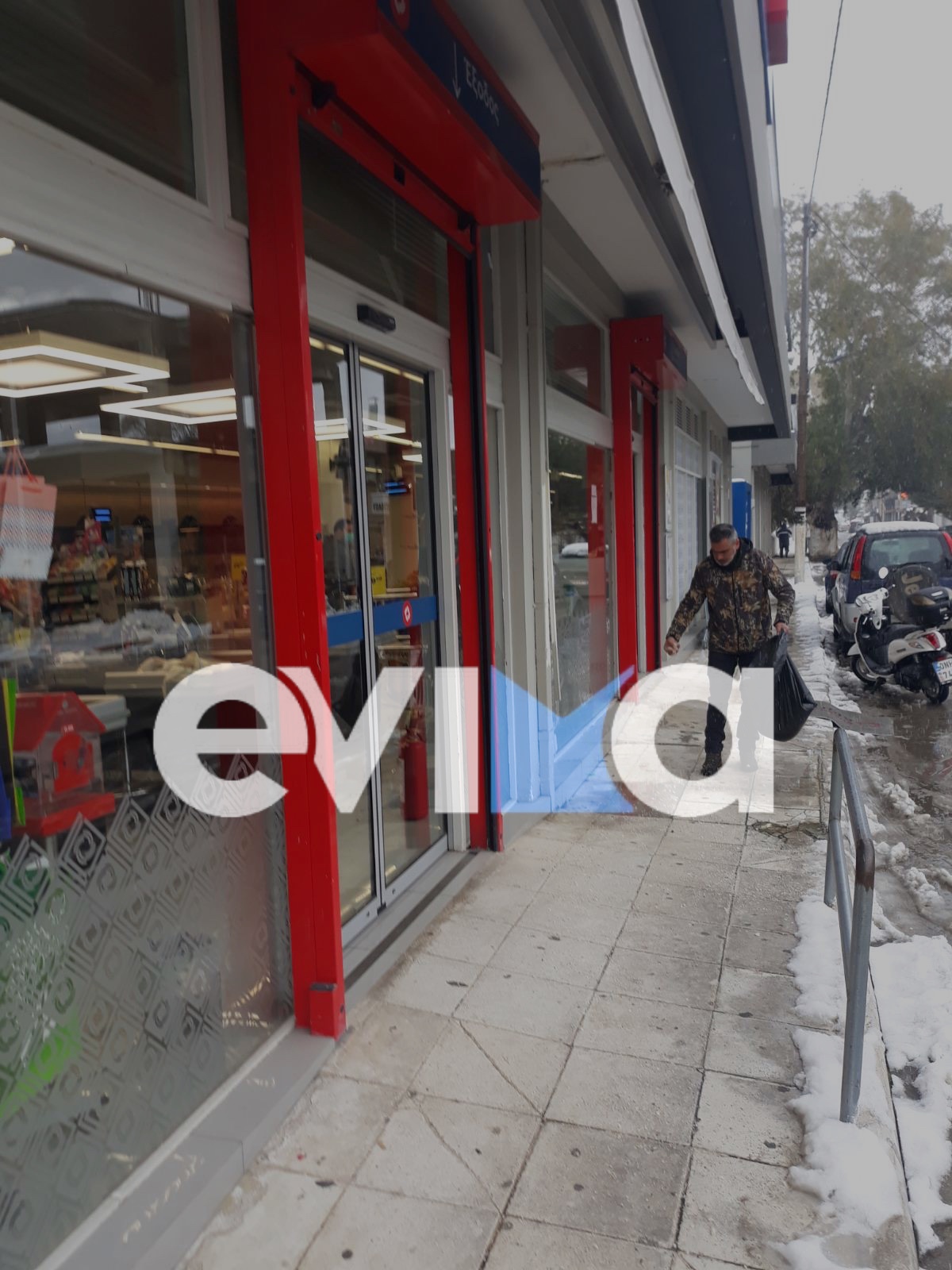Κακοκαιρία Ελπίς: Αλάτι σε σούπερ μάρκετ και φαρμακεία έριξε ο αντιδήμαρχος Ερέτριας για την ασφάλεια των πολιτών
