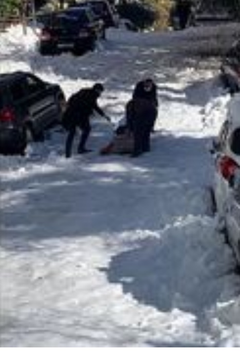 Κακοκαιρία Ελπίδα: Αδιανόητο video – Σέρνουν φέρετρο στα χιόνια