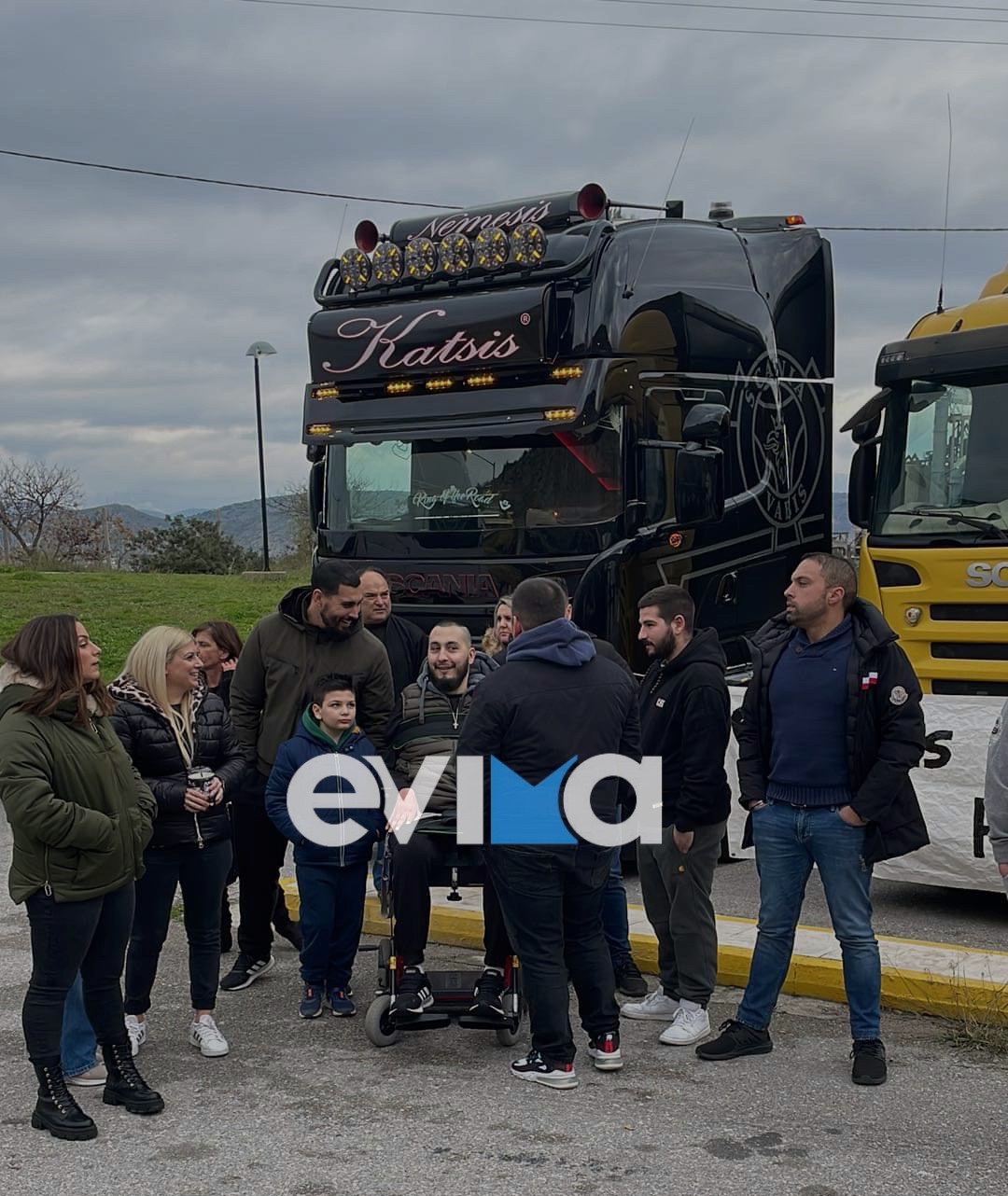 Εύβοια: Συγκινούν οι φίλοι του Γιάννη, έκπληξη στην υψηλή γέφυρα Χαλκίδας – Για το «Θηρίο», όπως λένε (pics&video)