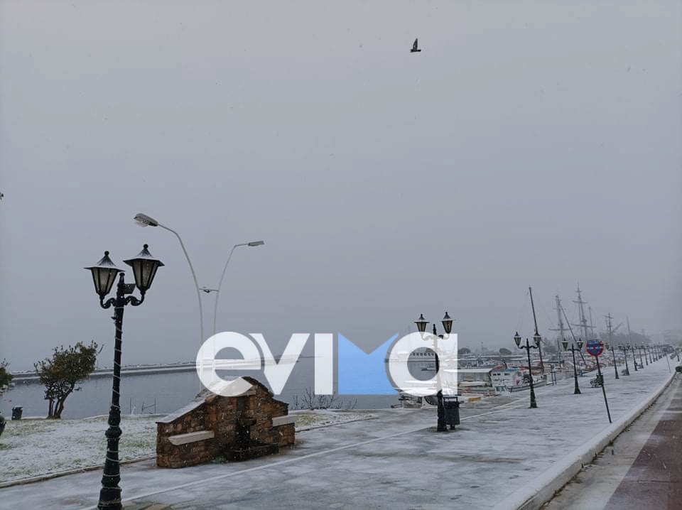 Κακοκαιρία «Ελπίς»: Πυκνή χιονόπτωση στο λιμάνι της Καρύστου – Υπέροχες εικόνες και βίντεο