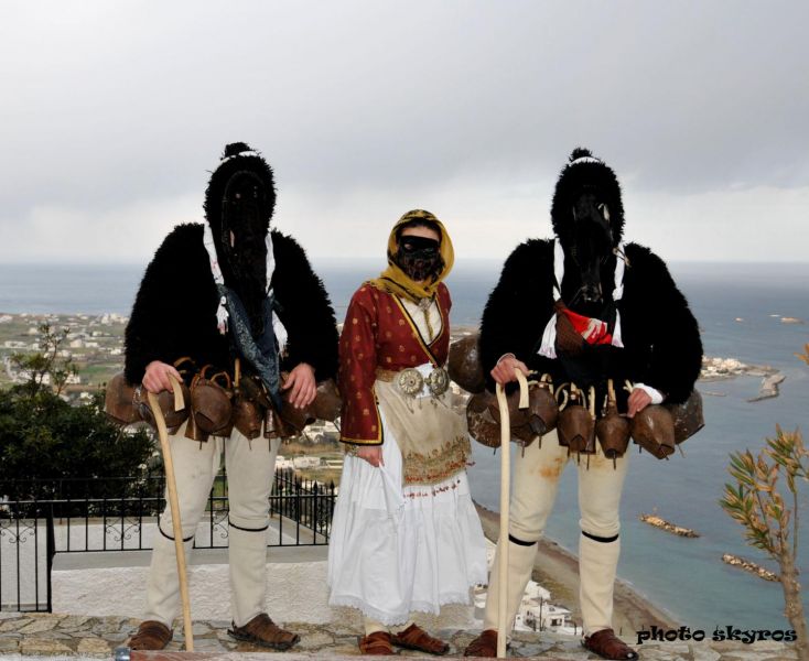 Σκύρος – Έτσι γιορτάζουν τις Απόκριες στο νησί – Ξεκινούν οι ετοιμασίες για το φετινό Καρναβάλι