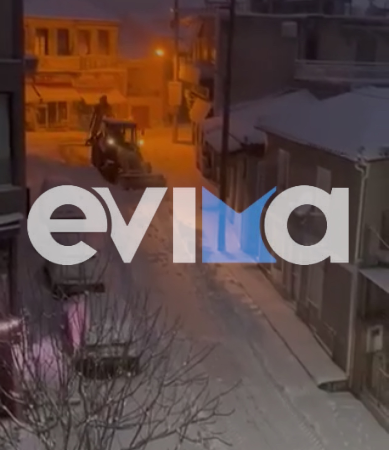 Κακοκαιρία Ελπίς: Βουτηγμένη στο χιόνι η Κύμη – Στους δρόμους τα εκχιονιστικά (video)