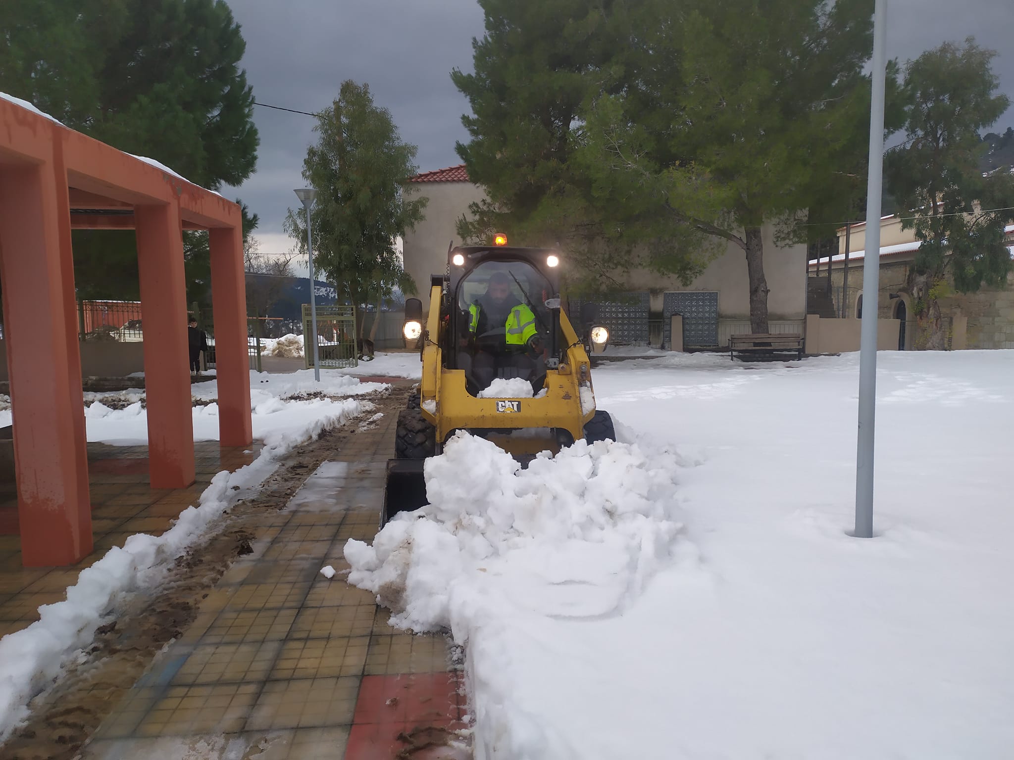 Εύβοια: Καθαρίστηκε από τα χιόνια το δημοτικό σχολείο Μίστρου, έτοιμο να υποδεχθεί τους μαθητές