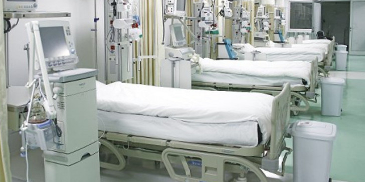 Λιγότερο σοβαρές οι νοσηλείες από Όμικρον – Δεν εξετάζονται νέα μέτρα