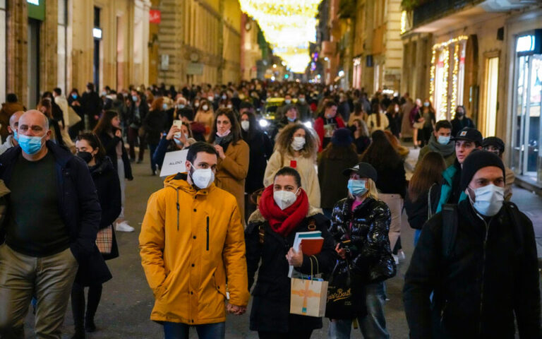 «Η μετάλλαξη Όμικρον θα μας βρει όλους» – Οι δυσοίωνες προβλέψεις των Αμερικανών επιστημόνων