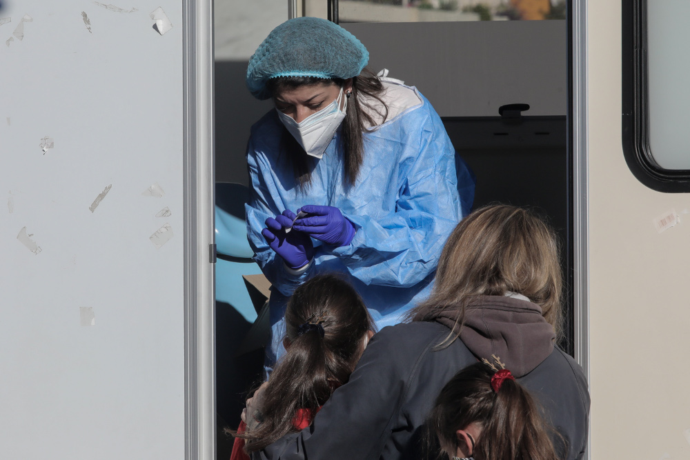 Rapid test: Πότε είναι αξιόπιστο – Τι επηρεάζει το ψευδός θετικό αποτέλεσμα