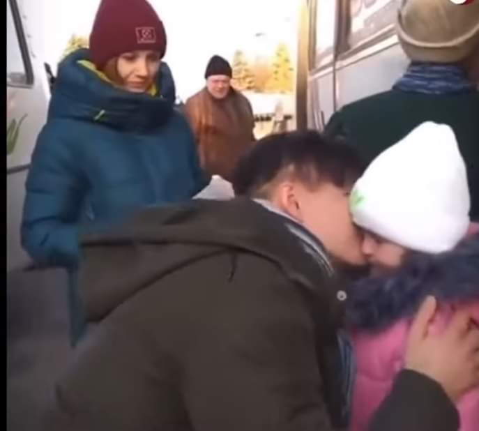 Πόλεμος στην Ουκρανία: Συγκλονίζει το βίντεο με πατέρα να αποχαιρετά την κόρη του