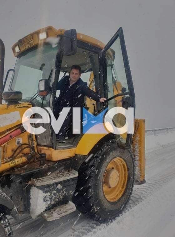 Κακοκαιρία – Εύβοια: Σφοδρή χιονόπτωση από Ερέτρια προς Γέροντα – Κλειστός ο δρόμος