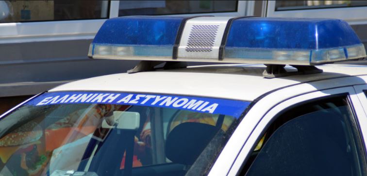 Αμάξι με Ρομά έπεσε πάνω σε μπλόκο της ΕΛΑΣ – Πυροβολισμοί για εκφοβισμό και τρεις τραυματίες