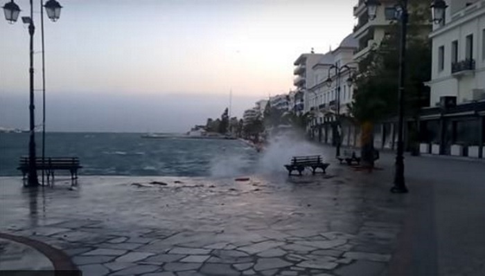 Καιρός: Ισχυροί άνεμοι και τοπικές βροχές στην Εύβοια