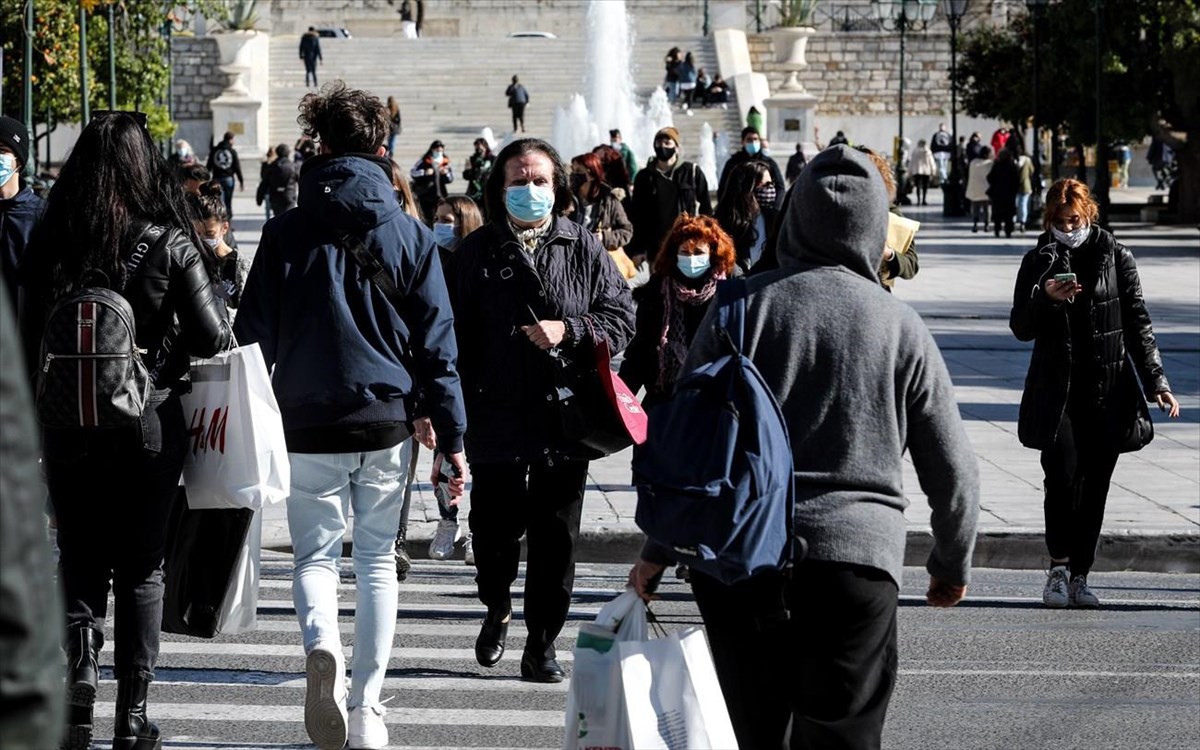 Κορωνοϊός: Προς κατάργηση της μασκας στους εξωτερικούς χώρους προσανατολίζεται η κυβέρνηση