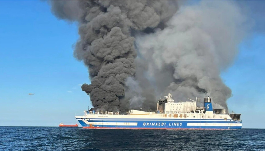 Αγωνία για το Euroferry Olympia: Συνεχίζει να φλέγεται – Έκκληση για βοήθεια από εγκλωβισμένο οδηγό στο γκαράζ του πλοίου