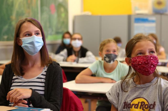 Έρευνα: Η υποχρεωτική χρήση μάσκας μείωσε τα κρούσματα στα σχολεία