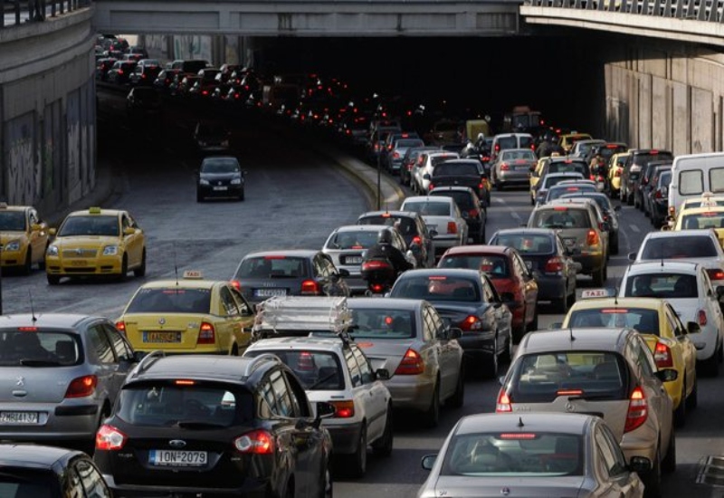 Έρχονται τέλη κυκλοφορίας με τον μήνα και 120 δόσεις για οφειλές προς Εφορία και Ταμεία