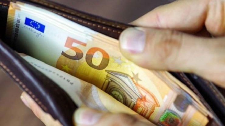 Επίδομα 200 ευρώ: Ποιοι το δικαιούνται και πότε θα δουν χρήματα στο λογαριασμό τους