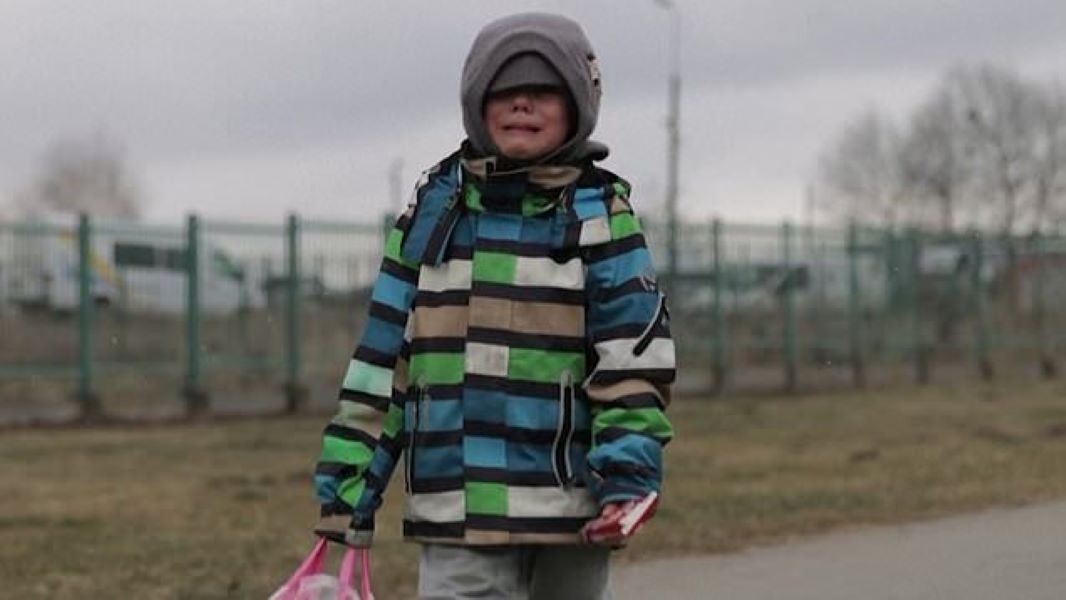 Ουκρανία: Μικρό αγόρι κλαίει με λυγμούς καθώς περνά μόνο του τα σύνορα με την Πολωνία
