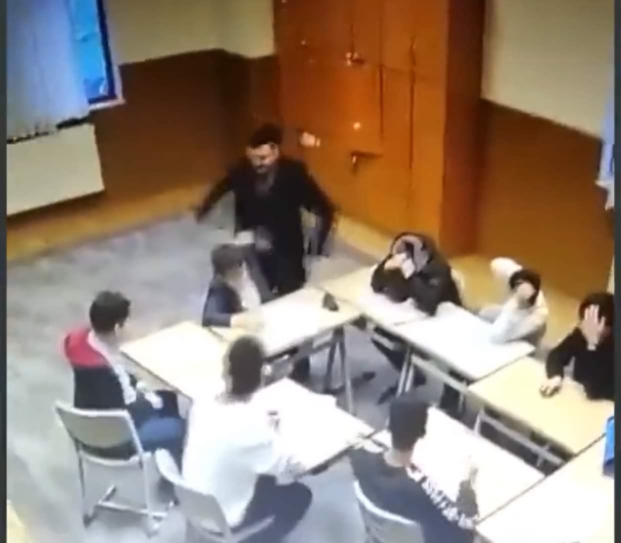 Δάσκαλος χτυπά μικρά παιδιά στο κεφάλι – Σάλος με βίντεο από κάμερες ασφαλείας