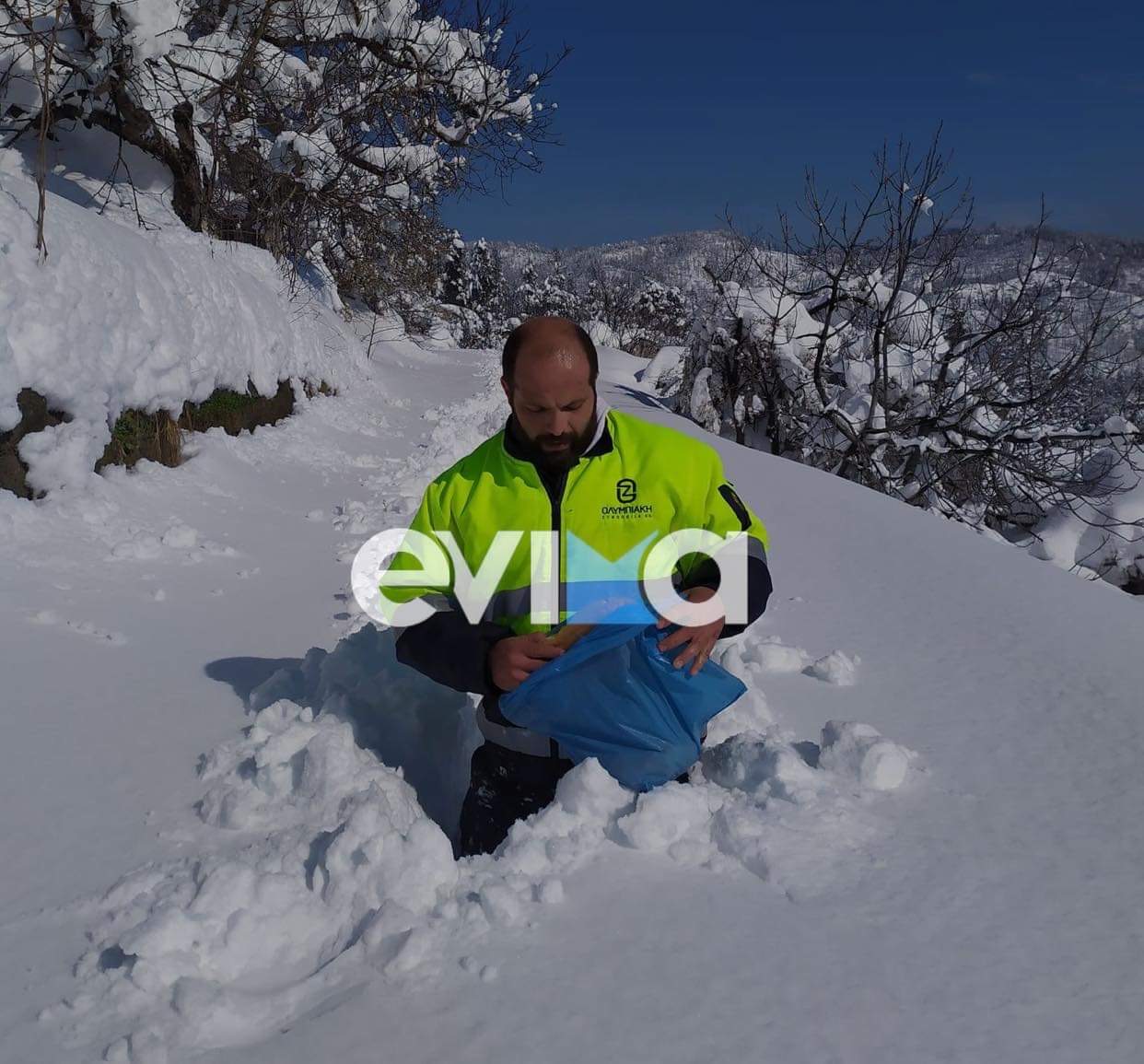 Βόρεια Εύβοια: Μοιράζει τρόφιμα στους ηλικιωμένους ο πρόεδρος της Κερασιάς