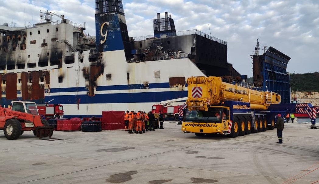 Euroferry Olympia: Αναζωπύρωση στο δεύτερο γκαράζ – Αγωνία για τους αγνοούμενους