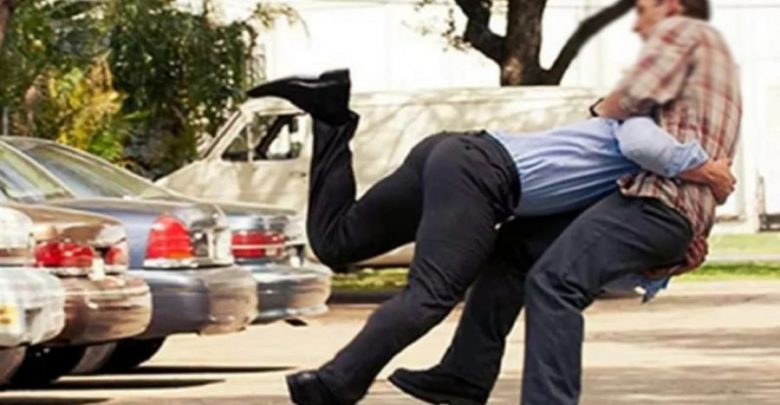 Σοβαρό περιστατικό στην Εύβοια: Οδηγός και πεζός αντάλλαξαν χυδαίες ύβρεις – Παραλίγο να πιαστούν στα χέρια Σοβαρό περιστατικό στην Εύβοια: Οδηγός και πεζός αντάλλαξαν χυδαίες ύβρεις – Παραλίγο να πιαστούν στα χέρια