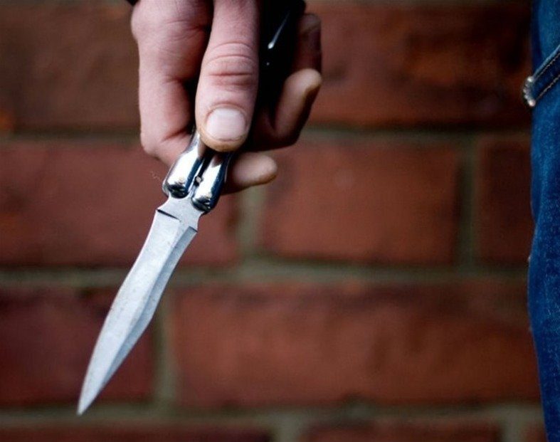 ΣΟΚ στη Νέα Αρτάκη: Αλλοδαπός κυκλοφορούσε μέρα μεσημέρι με δύο μαχαίρια