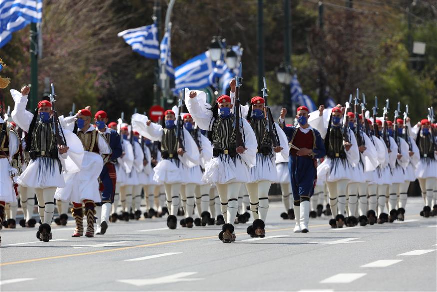 25η Μαρτίου: Ο ανατριχιαστικός λόγος που οι τσολιάδες χτυπούν δυνατά τα τσαρούχια τους στο έδαφος